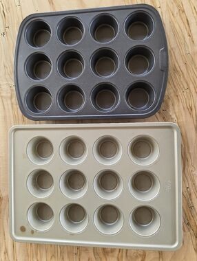 Nonstick Muffin Pan Set of 2 in Gold and Gray - Home Kitchen - EUC